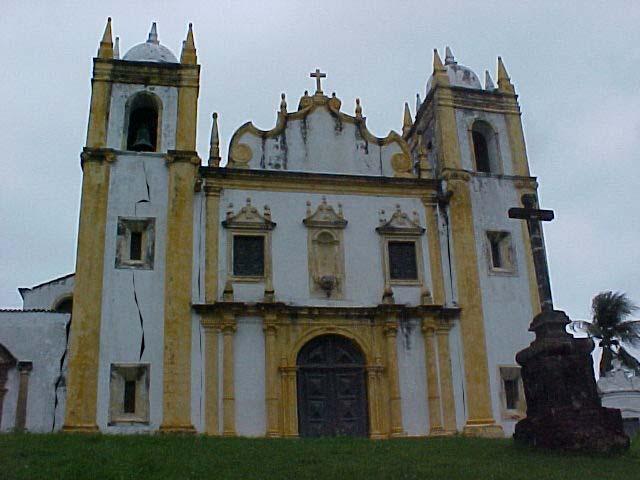 Structural damage to the Carmo Church in the
year 2000.