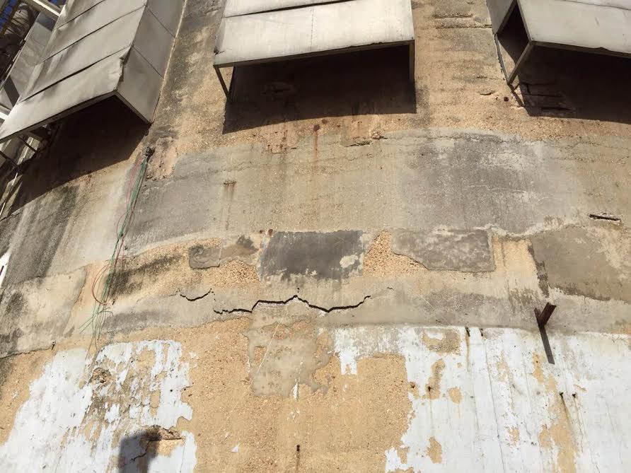 Detail of localized repairs in which the more
recent concrete has separated from the original concrete, causing occasional
spalling and anodic zones favoring formation of corrosion cells.