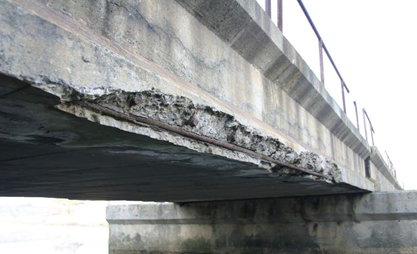 Corrosion-induced damage on a concrete bridge exposed to
air-borne chlorides close to the shore in Cape Town